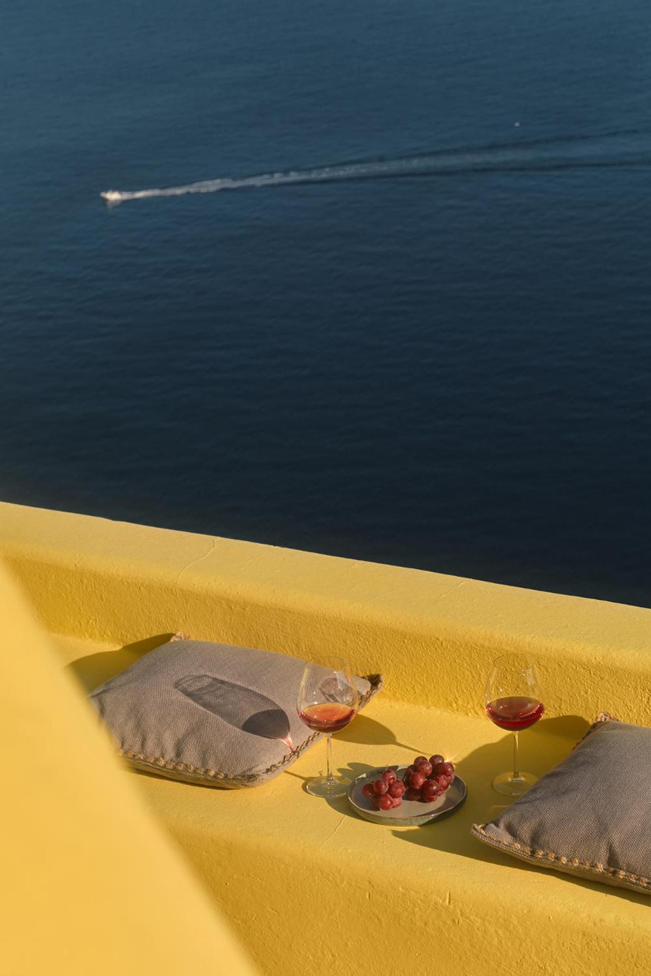 Ilivatos - Elegant Villa On The Caldera'S Edge Oia  Exterior photo